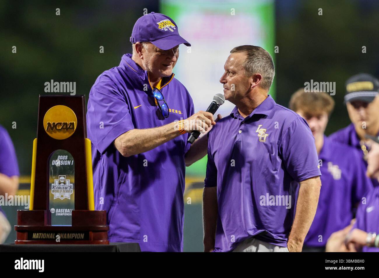 Baton Rouge, LOUISIANA, Stati Uniti. 26 giugno 2025. Il sindaco di Baton Rouge Sid Edwards pone una domanda al capo allenatore Jay Johnson durante la celebrazione del campionato nazionale di baseball LSU 2025 all'Alex Box Stadium, Skip Bertman Field a Baton Rouge, LOUISIANA. Jonathan Mailhes/CSM/Alamy Live News Foto Stock