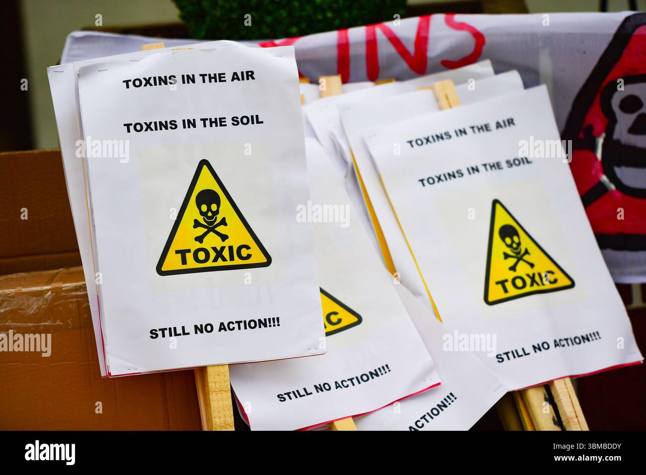 Foto del file datata 05/04/19 di striscioni utilizzati nella zona ovest di Londra in una protesta che accusa le autorità di mentire dopo che sono state trovate sostanze chimiche cancerose nel terreno vicino alla Torre di Grenfell. Una coalizione di investitori chiede alle aziende chimiche di eliminare gradualmente le sostanze chimiche altamente pericolose e di passare ad alternative più sicure. Data di pubblicazione: Giovedì 26 giugno 2025. Foto Stock