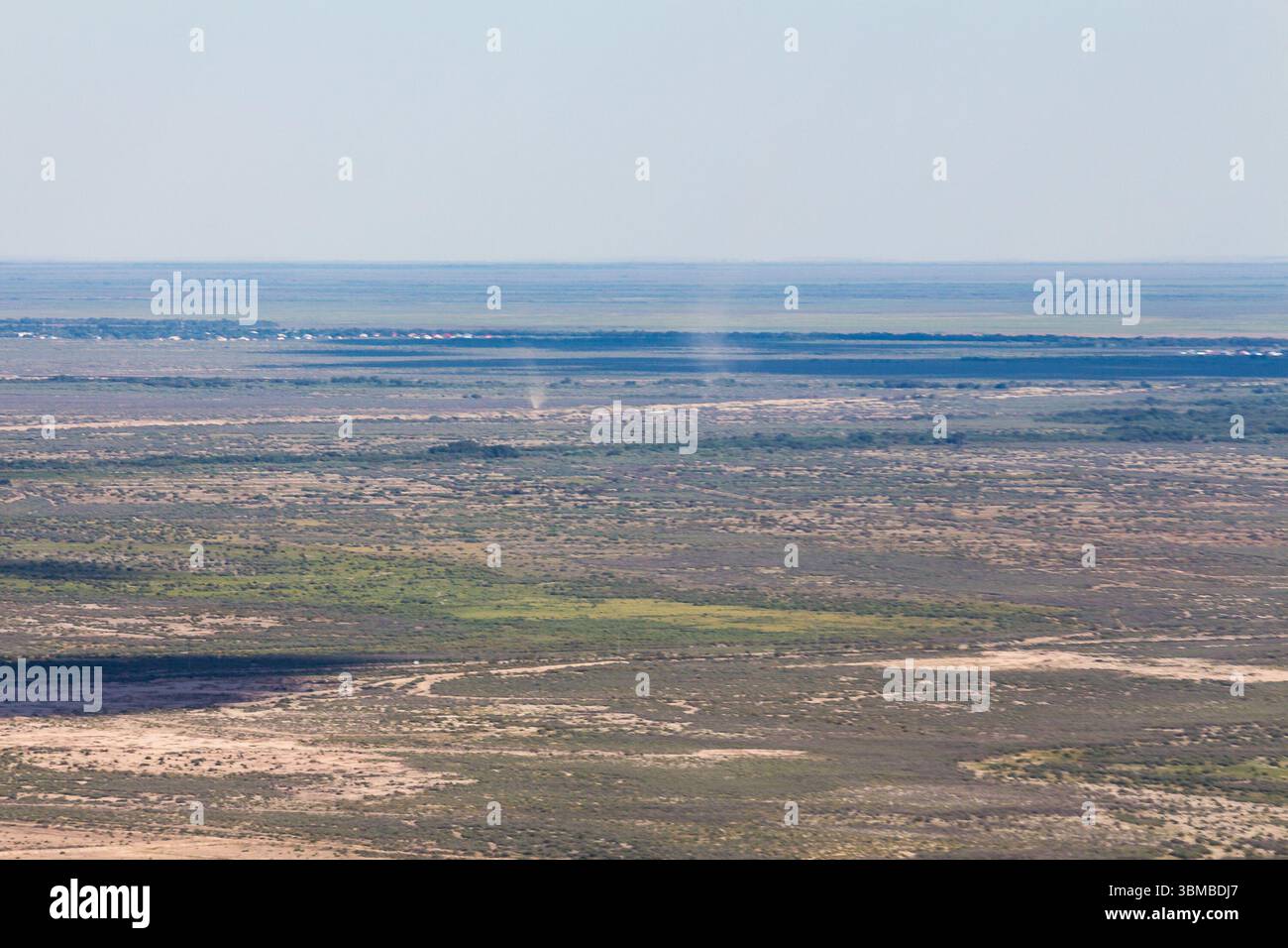 La vista aerea cattura la vasta distesa del paesaggio desertico del Karakalpakstan, Uzbekistan, mostrando la bellezza naturale e l'ambiente arido. Foto Stock