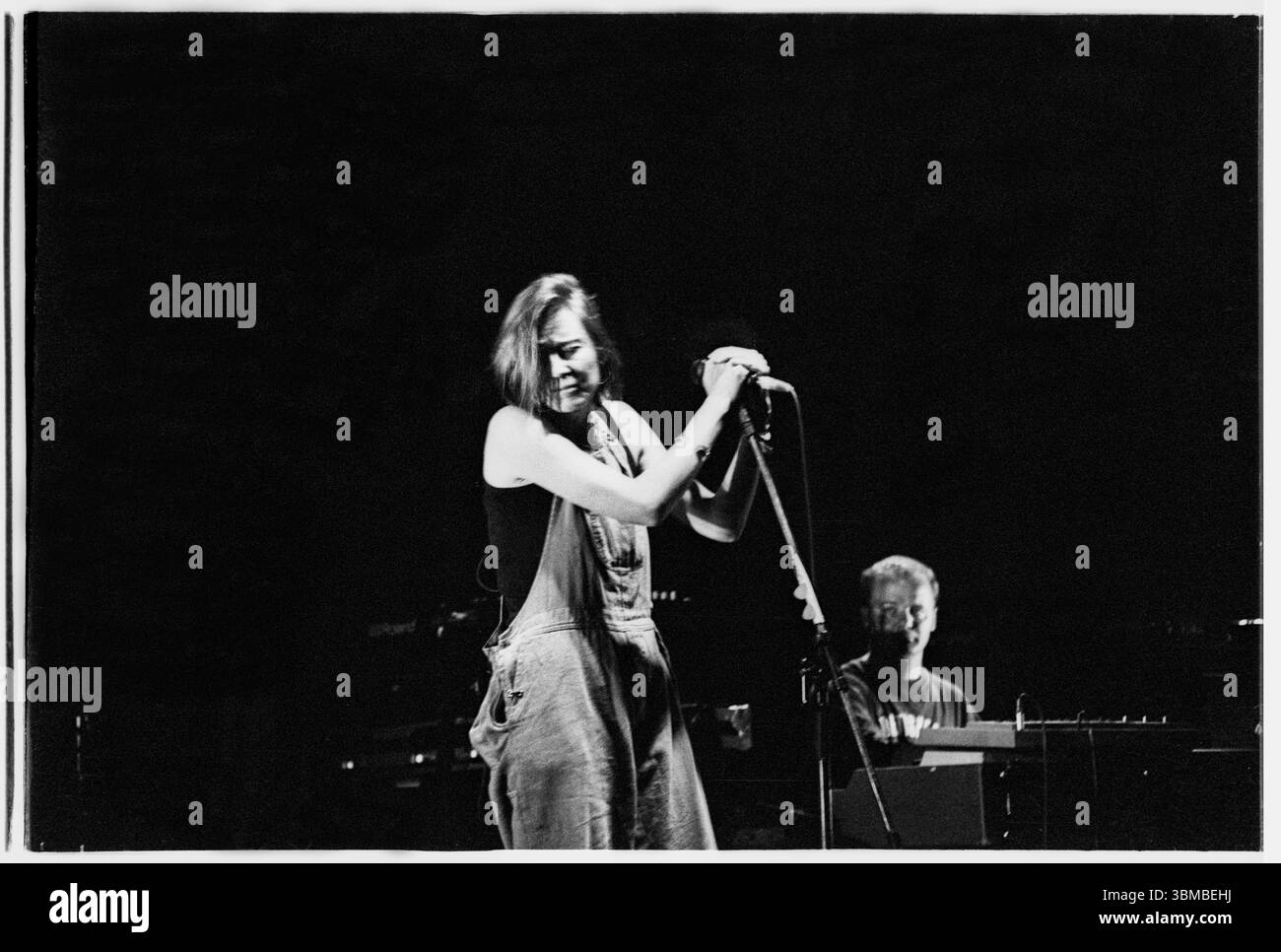 PORTISHEAD, GLASTONBURY FESTIVAL, 1995: Beth Gibbons of Portishead live on the Acoustic Stage al Glastonbury Festival, Inghilterra, 24 giugno 1995. Questa famigerata esibizione è andata avanti in una tenda massiccia, dopo una sommossa quasi totale che ha portato all'imbottigliamento fuori dal palco del precedente atto Evan Dando. Fotografia: Rob Watkins. I Portishead, un gruppo trip-hop britannico formatosi nel 1991, ridefinirono la musica elettronica con il loro suono oscuro e atmosferico. Album come "Dummy" e "Portishead" hanno mostrato le loro melodie inquietanti e le voci emotive di Beth Gibbons, confermando il loro status di pionieri del genere. Foto Stock