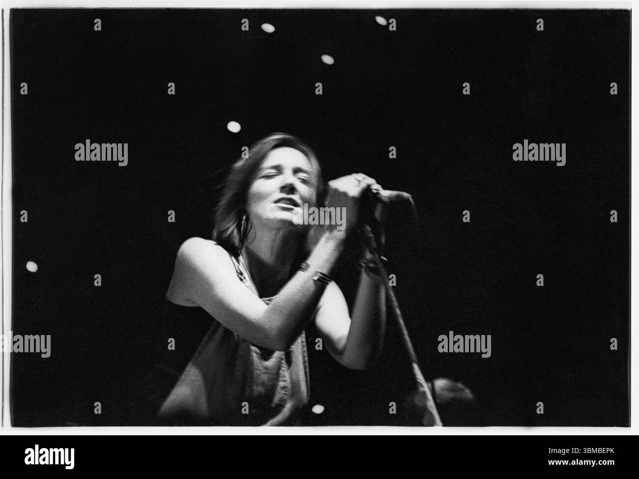 PORTISHEAD, GLASTONBURY FESTIVAL, 1995: Beth Gibbons of Portishead live on the Acoustic Stage al Glastonbury Festival, Inghilterra, 24 giugno 1995. Questa famigerata esibizione è andata avanti in una tenda massiccia, dopo una sommossa quasi totale che ha portato all'imbottigliamento fuori dal palco del precedente atto Evan Dando. Fotografia: Rob Watkins. I Portishead, un gruppo trip-hop britannico formatosi nel 1991, ridefinirono la musica elettronica con il loro suono oscuro e atmosferico. Album come "Dummy" e "Portishead" hanno mostrato le loro melodie inquietanti e le voci emotive di Beth Gibbons, confermando il loro status di pionieri del genere. Foto Stock