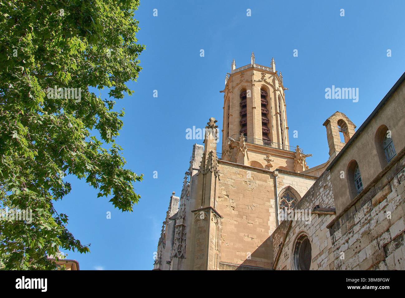 Torre e facciata della Cattedrale di Saint Sauveur ad Aix-en-Provence, caratterizzata da un'armoniosa miscela di stile romanico, gotico e barocco. Foto Stock