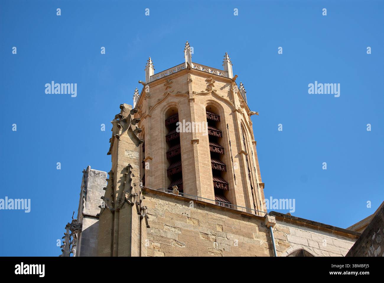 Torre e facciata della Cattedrale di Saint Sauveur ad Aix-en-Provence, caratterizzata da un'armoniosa miscela di stile romanico, gotico e barocco. Foto Stock