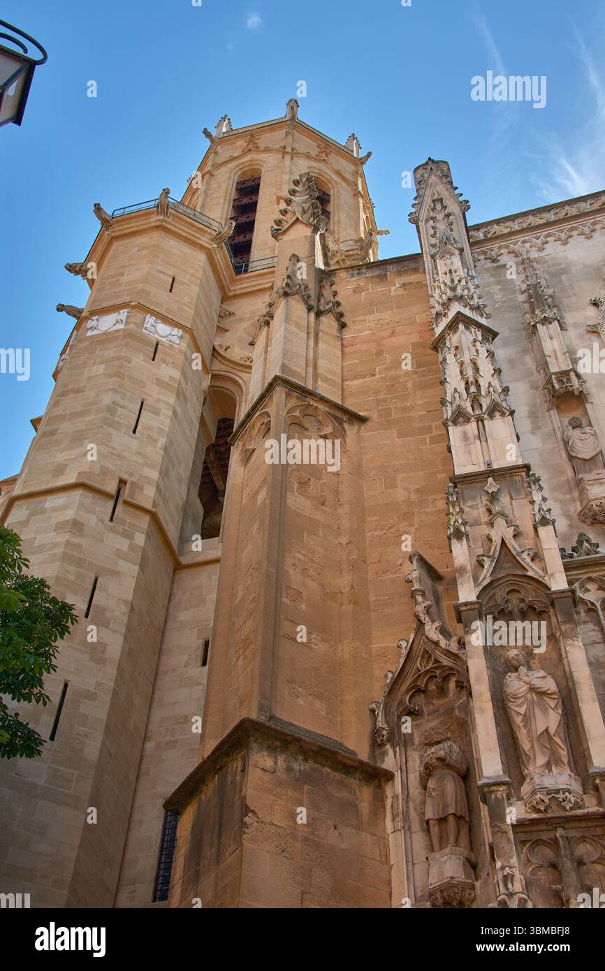 Torre e facciata della Cattedrale di Saint Sauveur ad Aix-en-Provence, caratterizzata da un'armoniosa miscela di stile romanico, gotico e barocco. Foto Stock