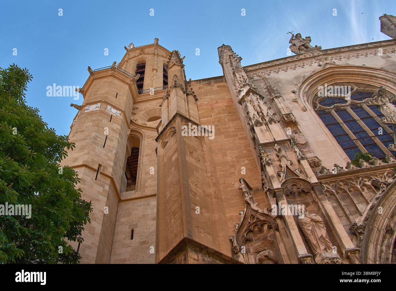 Torre e facciata della Cattedrale di Saint Sauveur ad Aix-en-Provence, caratterizzata da un'armoniosa miscela di stile romanico, gotico e barocco. Foto Stock