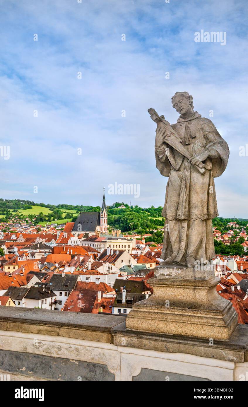 Statua di San Giovanni di Nepomuk sulla città interna presso il Ponte del mantello al castello di Český Krumlov, regione della Boemia meridionale, Boemia, Cechia Foto Stock