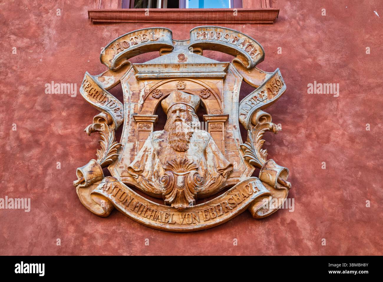 Segui le indicazioni per Hotel Ebersbach, 1592, in via Siroka, città interna di Český Krumlov, regione della Boemia meridionale, Boemia, Repubblica Ceca Foto Stock