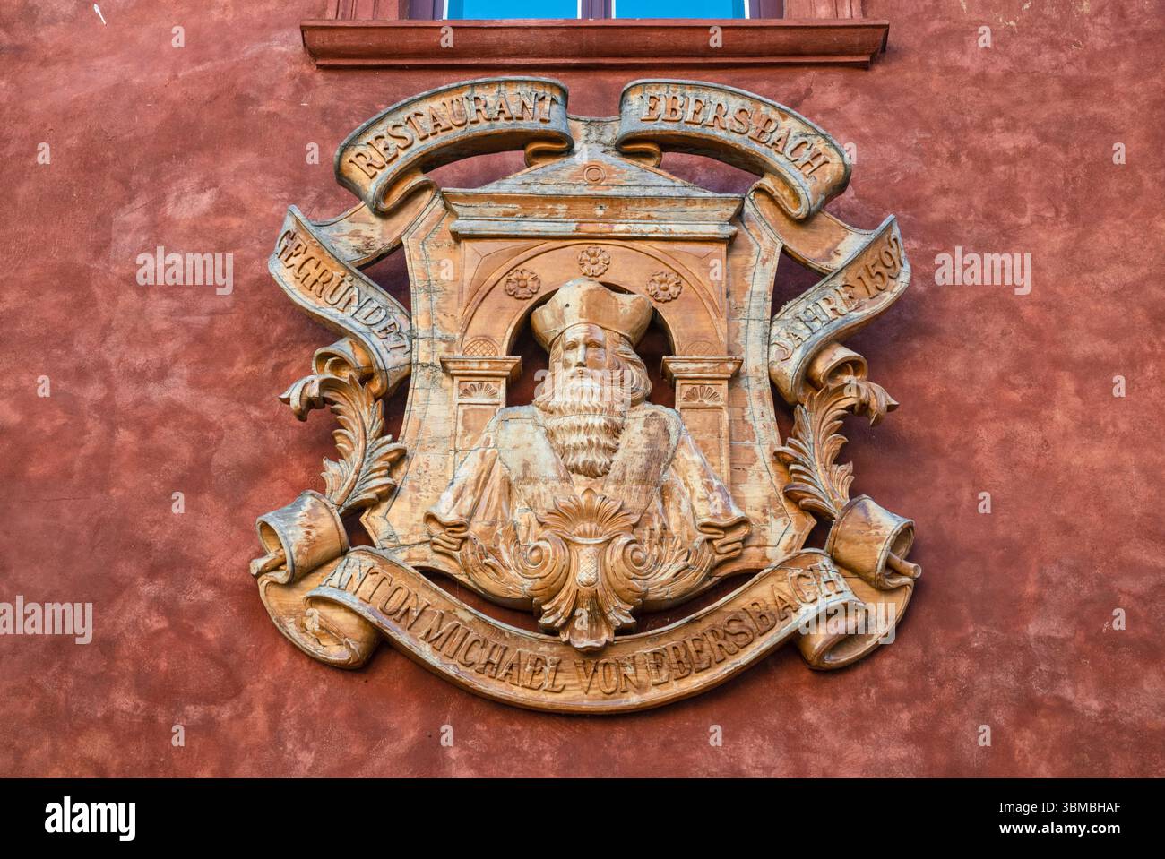 Insegna al ristorante Ebersbach, 1592, in via Siroka, città interna di Český Krumlov, regione della Boemia meridionale, Boemia, Repubblica Ceca Foto Stock