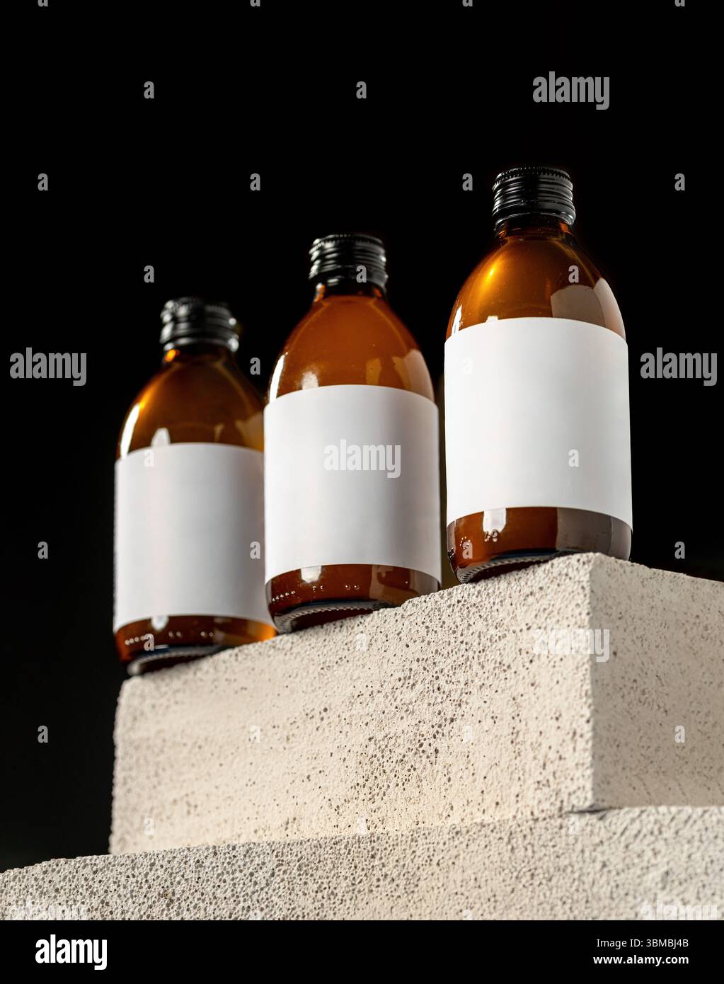 Foto minima del prodotto dei flaconi color ambra con etichette bianche vuote Foto Stock