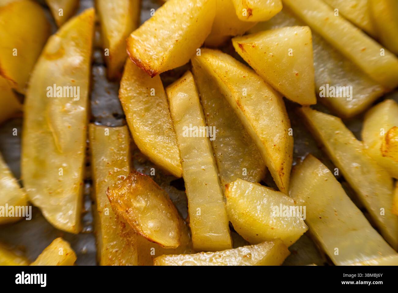 Patate dorate fatte in casa cotte in forno, primo piano Foto Stock