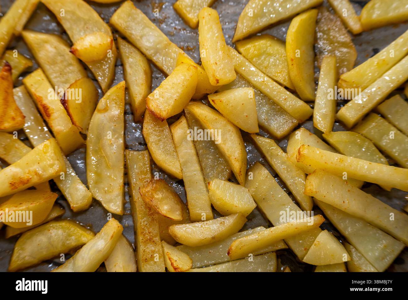 Patate dorate fatte in casa cotte in forno, primo piano Foto Stock