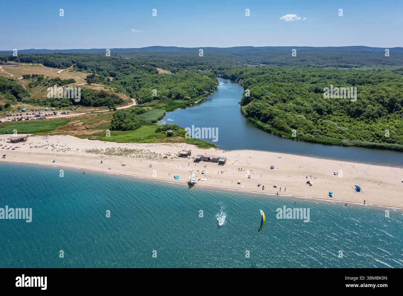 Vista aerea della splendida spiaggia di Sinemorets e della foce del fiume Veleka, del Mar Nero, Bulgaria Foto Stock