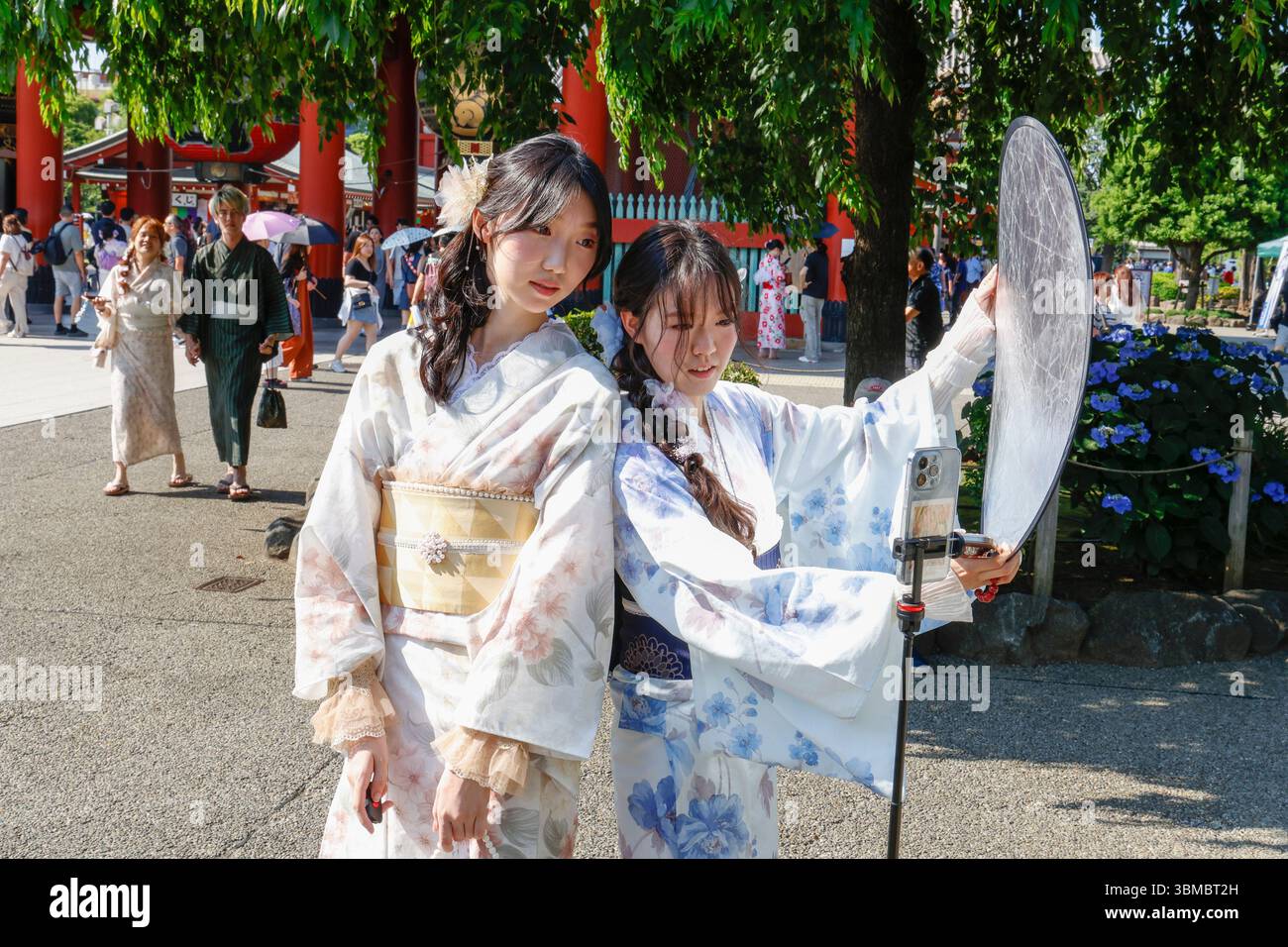 GENTE AL TEMPIO SENSO-JI TOKYO Foto Stock