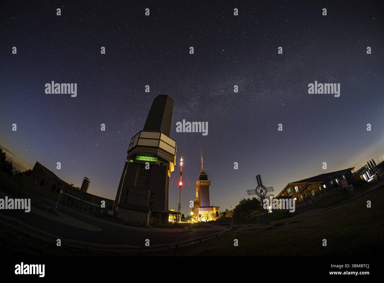 La via Lattea passa sopra la cima del Grosser Feldberg nel Taunus, vicino a Francoforte sul meno, Grosser Feldberg nel Taunus, Schmitten, Assia, Foto Stock