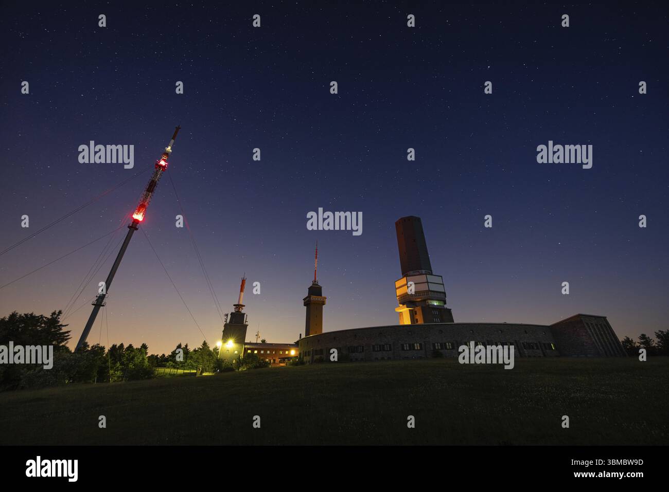 Le stelle brillano nel cielo sopra la cima del Grosser Feldberg nel Taunus, vicino a Francoforte sul meno, Grosser Feldberg nel Taunus, Schmitten, Foto Stock