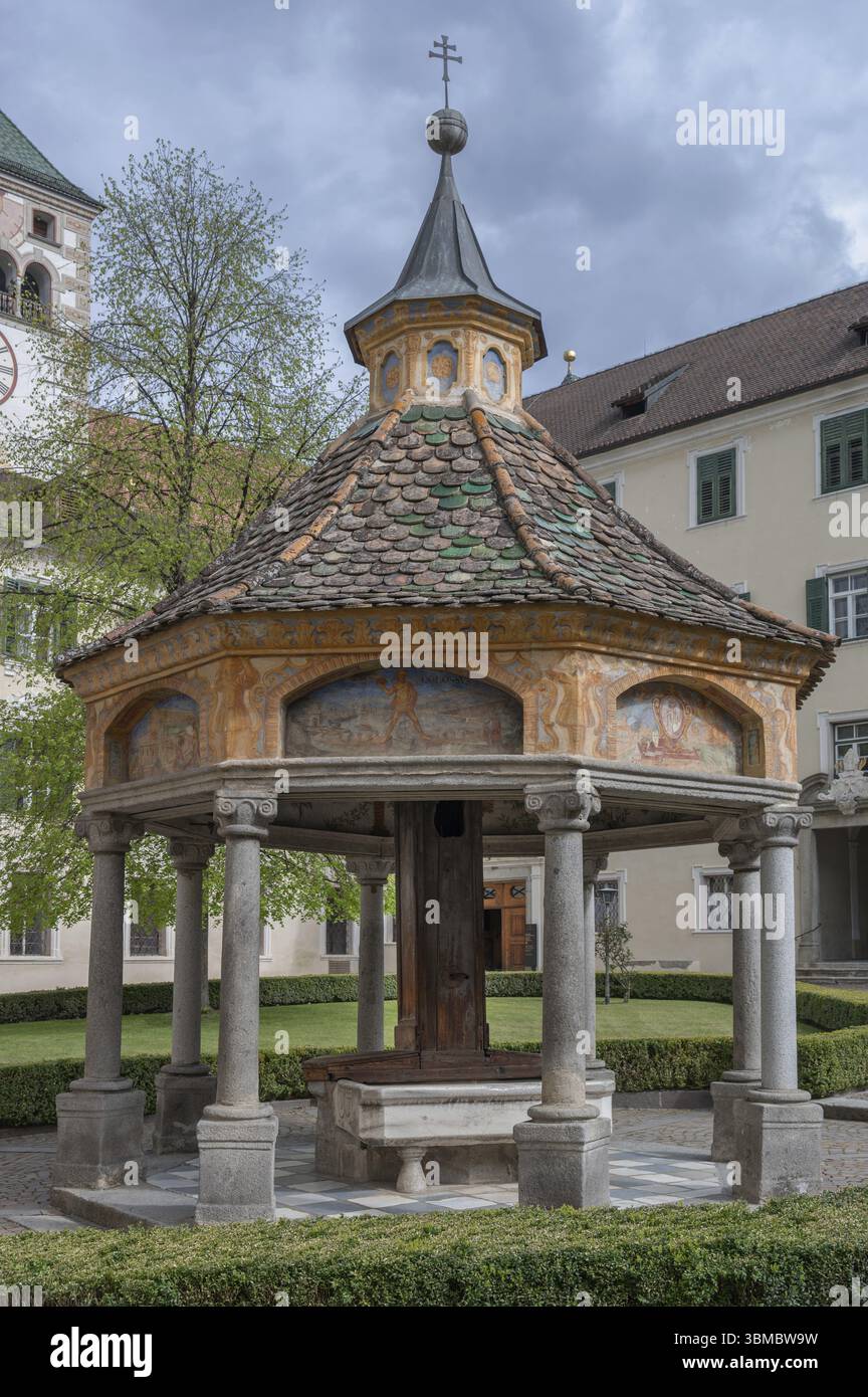 Fontana miracolosa, 1508, nel cortile del monastero Neustift St Margarethen, Vahrn, provincia di Bolzano, alto Adige, Italia, Europa Foto Stock
