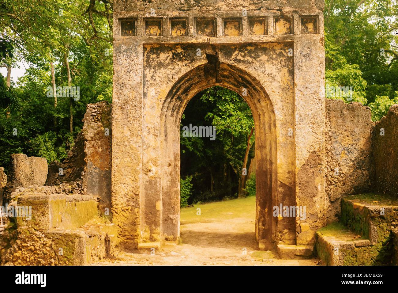 Vista di una porta sulle rovine di Gede, un insediamento swahili abbandonato a Malindi, Kenya Foto Stock