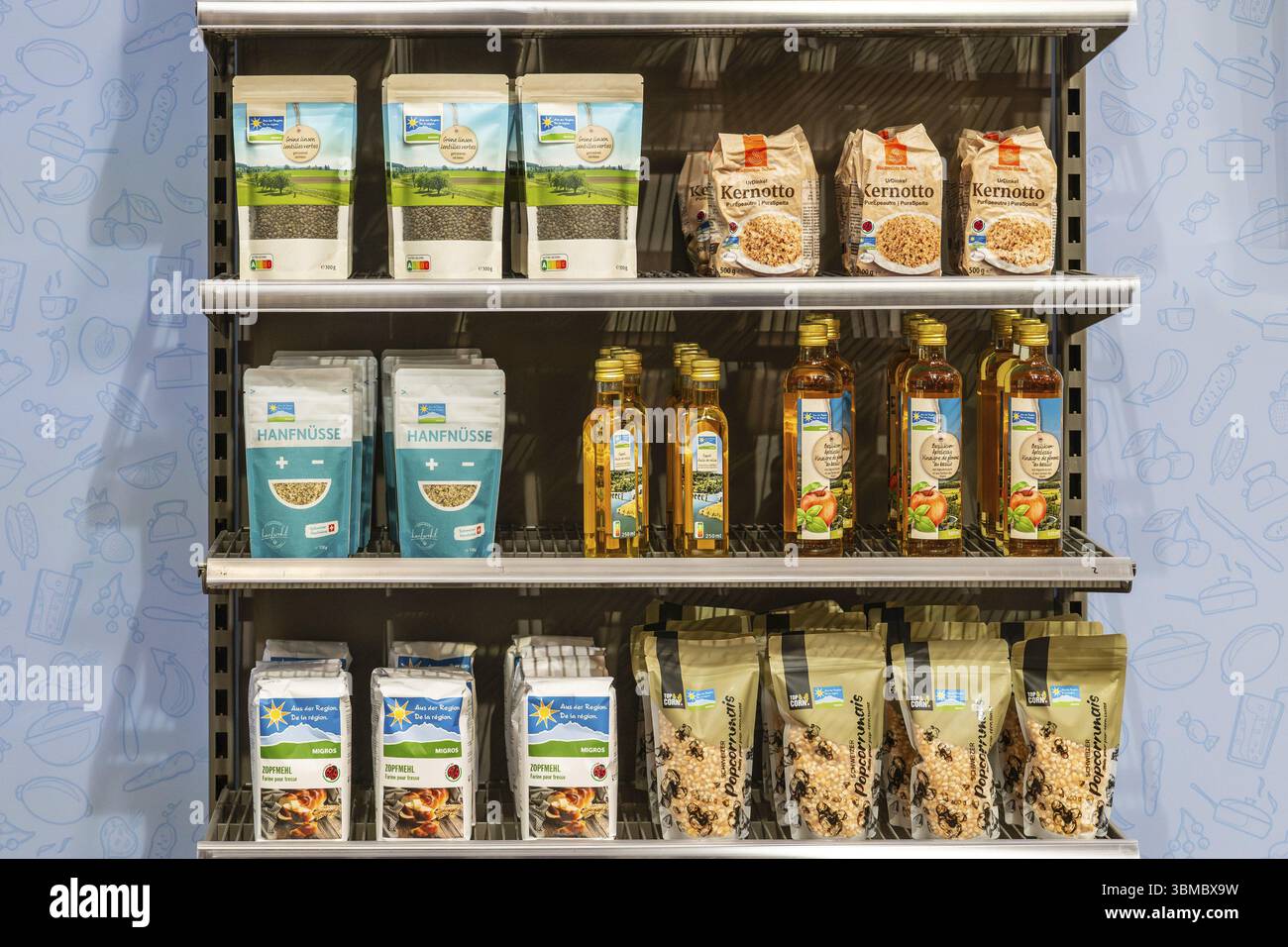 Scaffale Migros lenticchie verdi, Kernotto, noci di canapa, aceto di sidro di mele al basilicio, farina intrecciata, mais popcorn Foto Stock