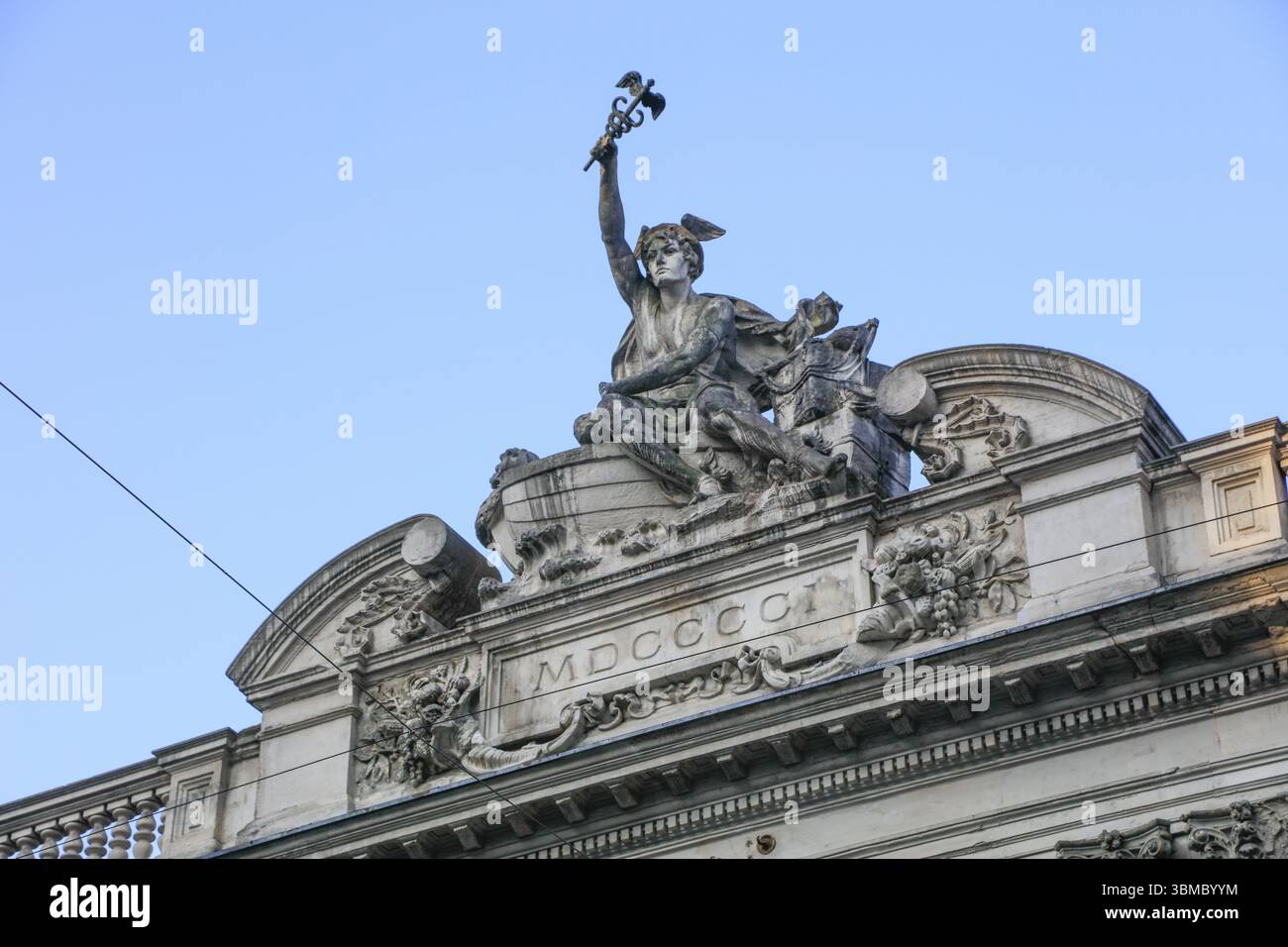 Statua di Hermes sul timpano di un edificio commerciale del 1901 in Rue des Grandes Arcades, centro storico di Strasburgo, Strasburgo, Bas-Rhin depa Foto Stock