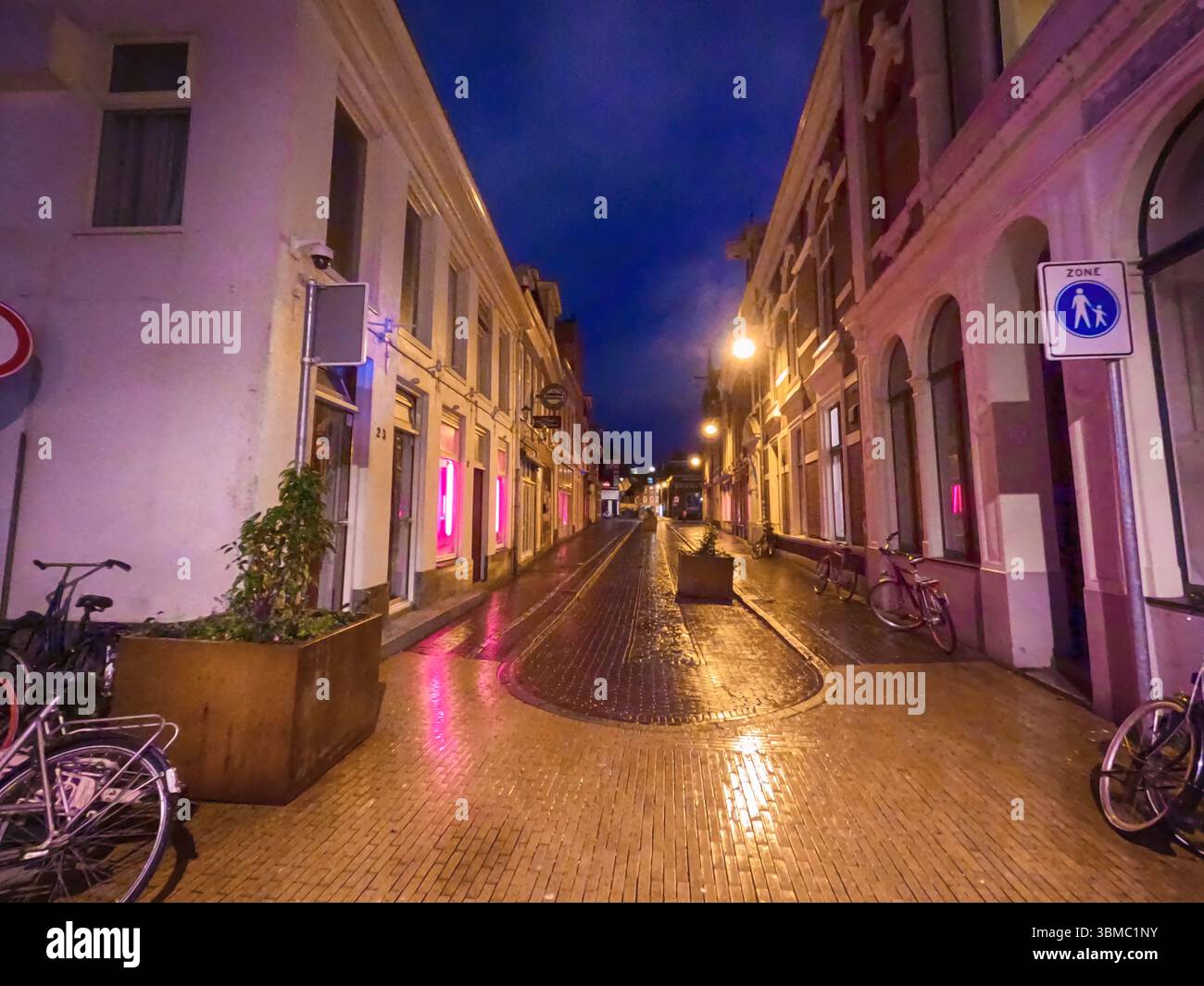 Quartiere a luci rosse ad Amsterdam, Paesi Bassi, vista notturna. Finestre e porte dove lavorano le prostitute Foto Stock