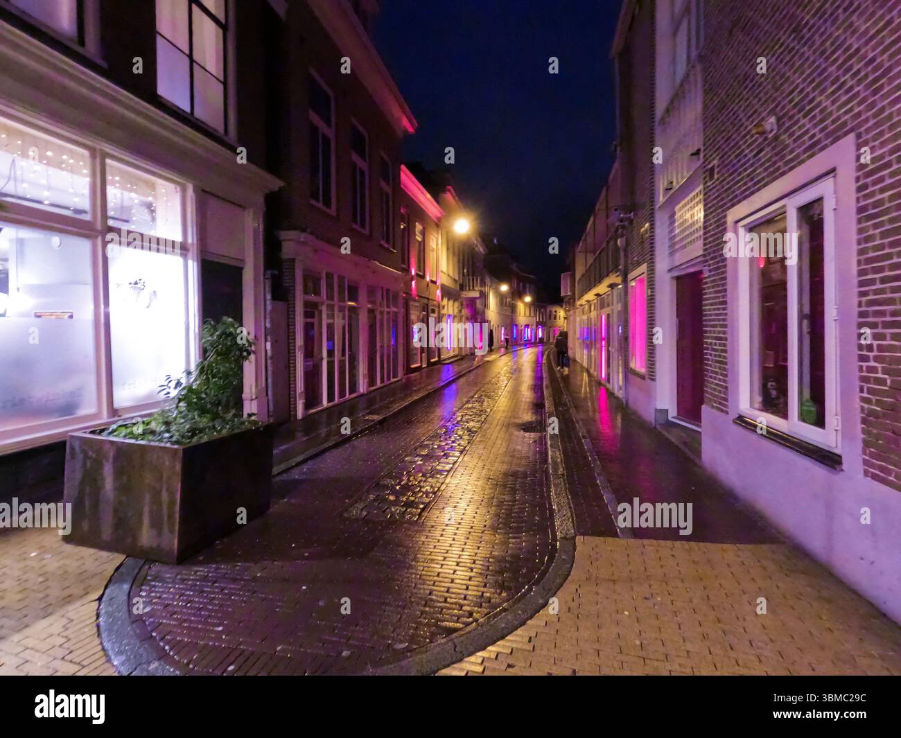 Quartiere a luci rosse ad Amsterdam, Paesi Bassi, vista notturna. Finestre e porte dove lavorano le prostitute Foto Stock