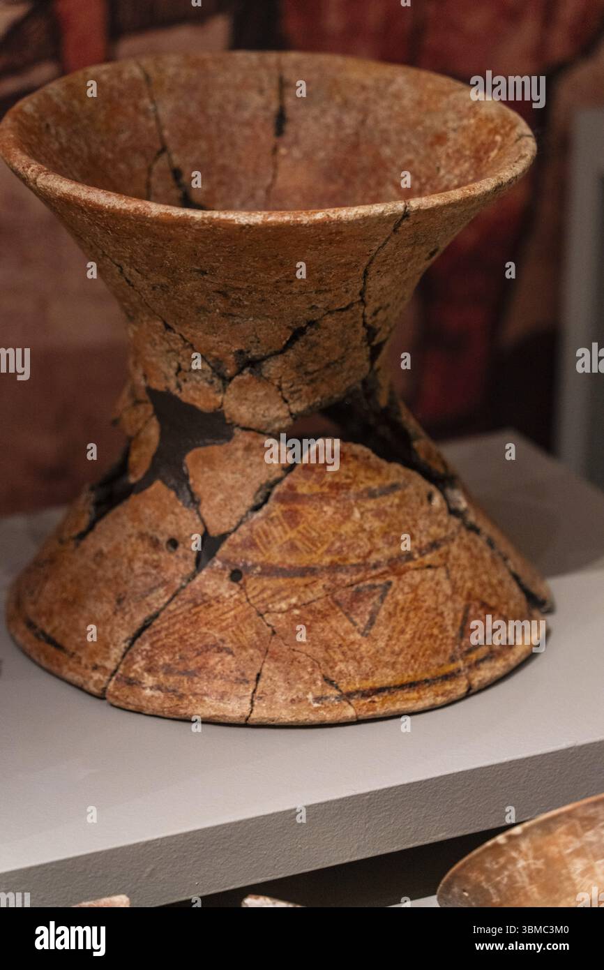 Supporto a bobina con decorazione dipinta, doppia tomba pre-iberica, VII secolo a.C., Cerro de los Vientos, Puente del Obispo, Museo iberico di Jaen, Foto Stock