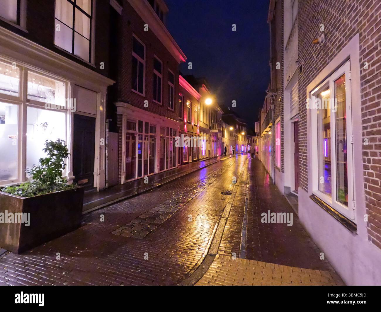Quartiere a luci rosse ad Amsterdam, Paesi Bassi, vista notturna. Finestre e porte dove lavorano le prostitute Foto Stock