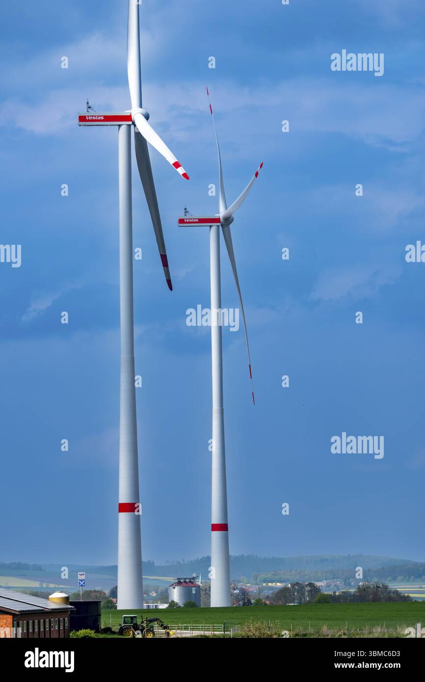 Turbine eoliche Vestas di fronte a un cielo blu, Bockenem, bassa Sassonia, Germania, Europa Foto Stock