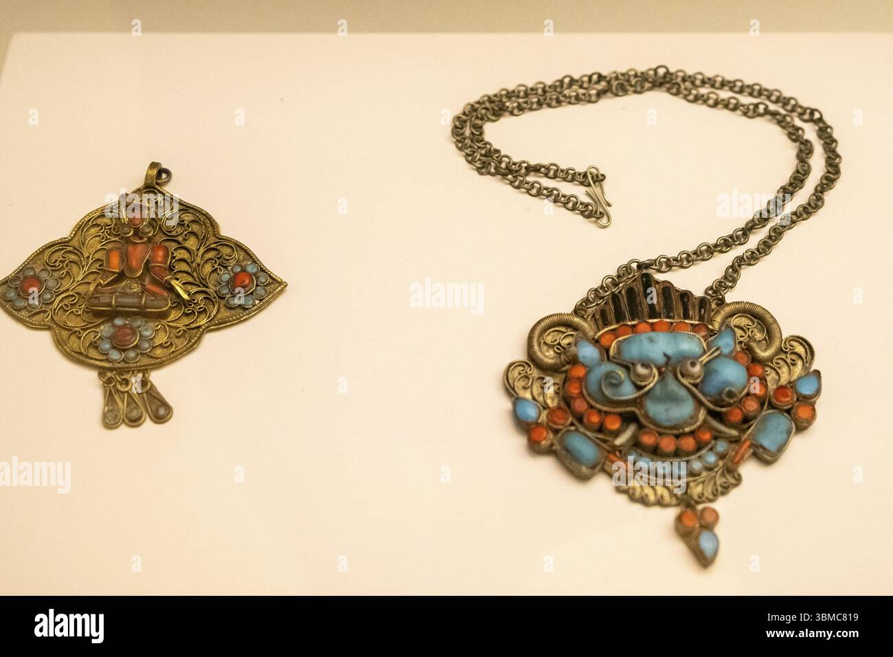 Amuleto al diavolo, Nepal, XIX secolo, argento, corallo e turchese, museo Nazionale di Antropologia, Madrid, Spagna, Europa Foto Stock