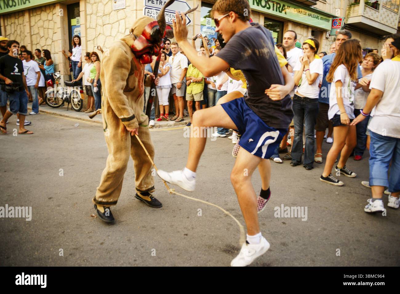 Demoni Dimonis durante i festeggiamenti di Sant Joan degollat, città di Sant Joan, Maiorca, Isole Baleari, Spagna, Europa Foto Stock