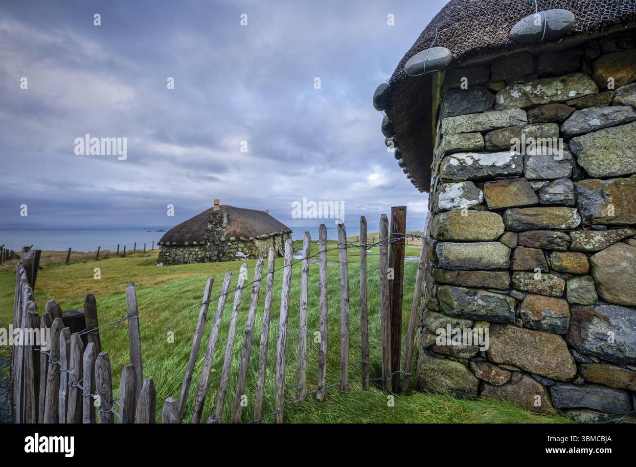 Tipico villaggio celtico, museo della vita dell'isola, Kilmuir, (Cille Mhoire), costa occidentale della penisola di Trotternish, isola di Skye, Highlands, Scozia, ONU Foto Stock