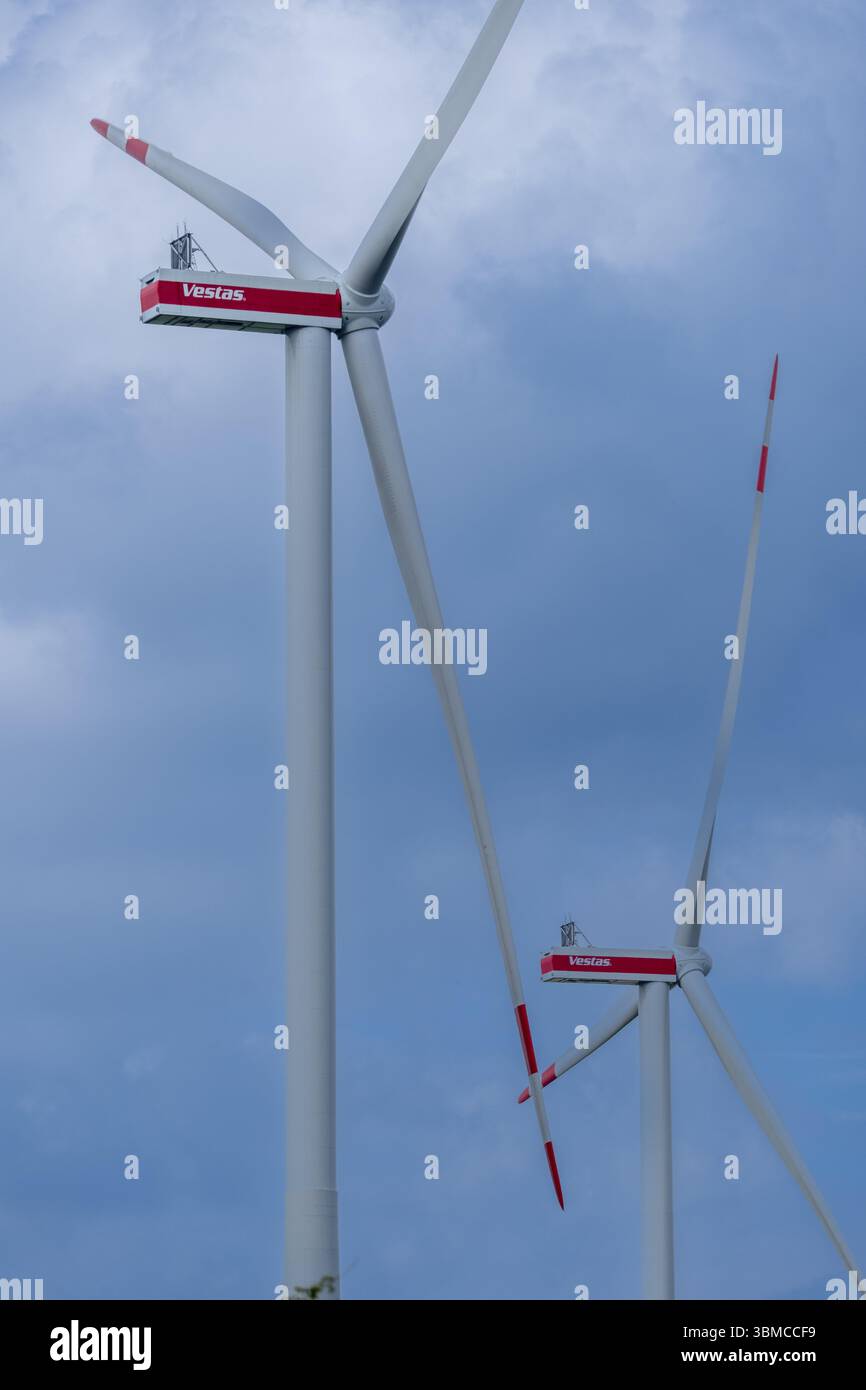 Turbine eoliche Vestas di fronte a un cielo blu, Bockenem, bassa Sassonia, Germania, Europa Foto Stock