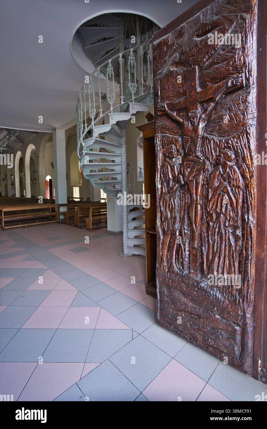 Mahe Seychelles 29.05.25 Cattedrale dell'Immacolata concezione, vecchia porta in legno, costruita nel 1861, situata nella città di Victoria Foto Stock