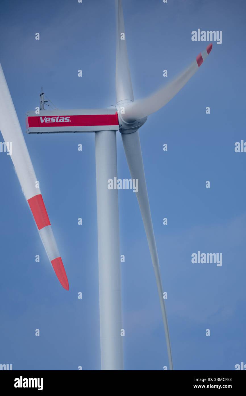 Turbine eoliche Vestas di fronte a un cielo blu, Bockenem, bassa Sassonia, Germania, Europa Foto Stock