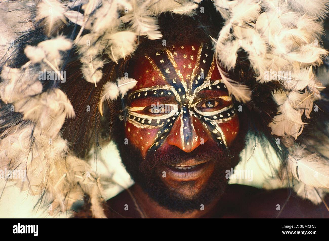 Papua nuova Guinea. Ritratto della tribù con faccia dipinta. Foto Stock