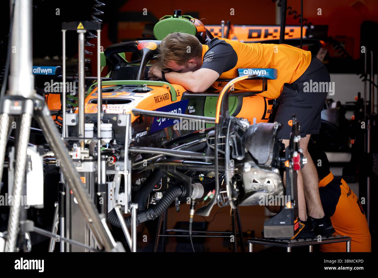 SPIELBERG - meccanica al lavoro sulla vettura di Oscar Piastri (McLaren) sul circuito Red Bull Ring in vista del Gran Premio d'Austria. Credito ANP SANDER KING: ANP/Alamy Live News Foto Stock