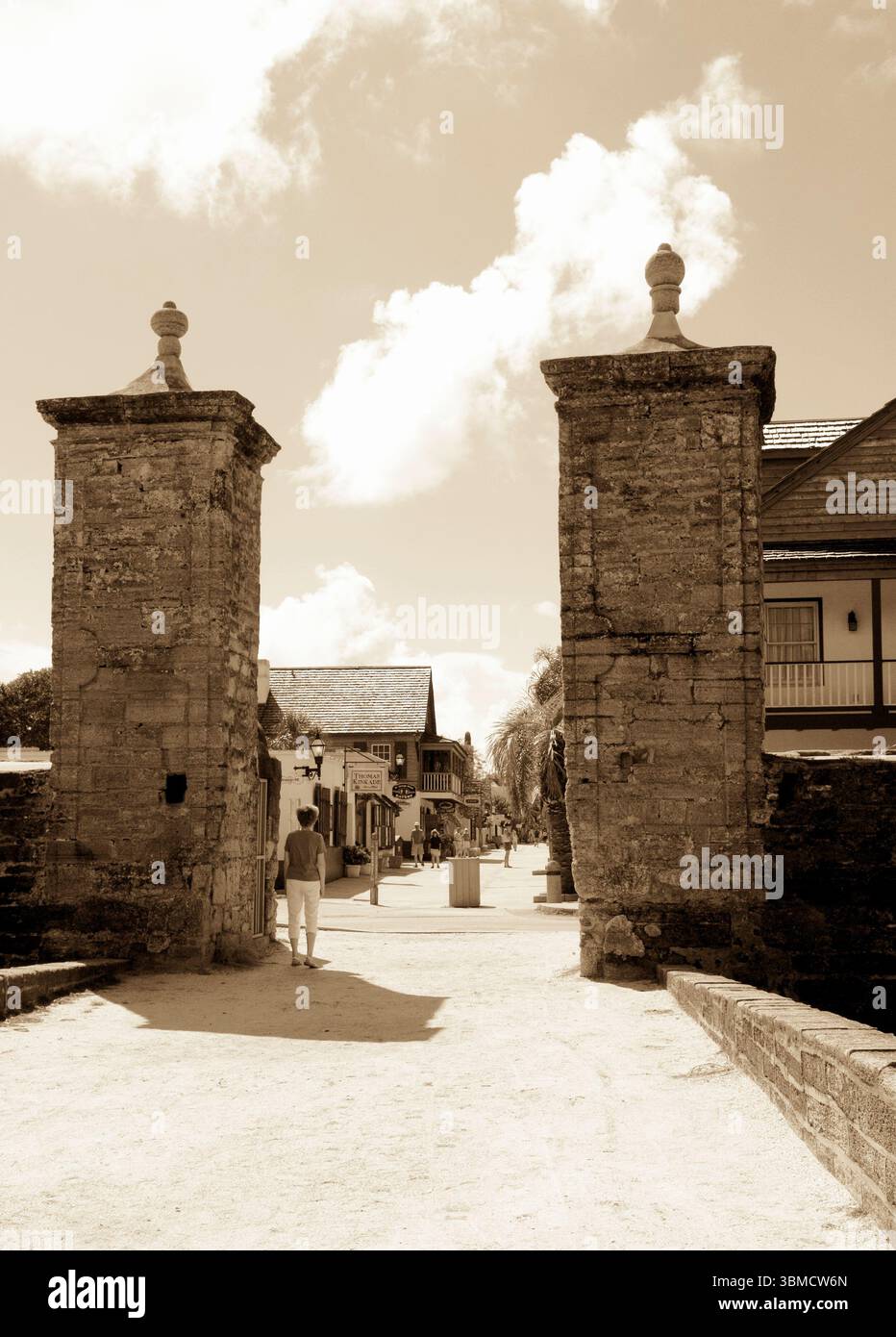 Donna che cammina attraverso City Gates a St. Augustine, Florida. STATI UNITI Foto Stock