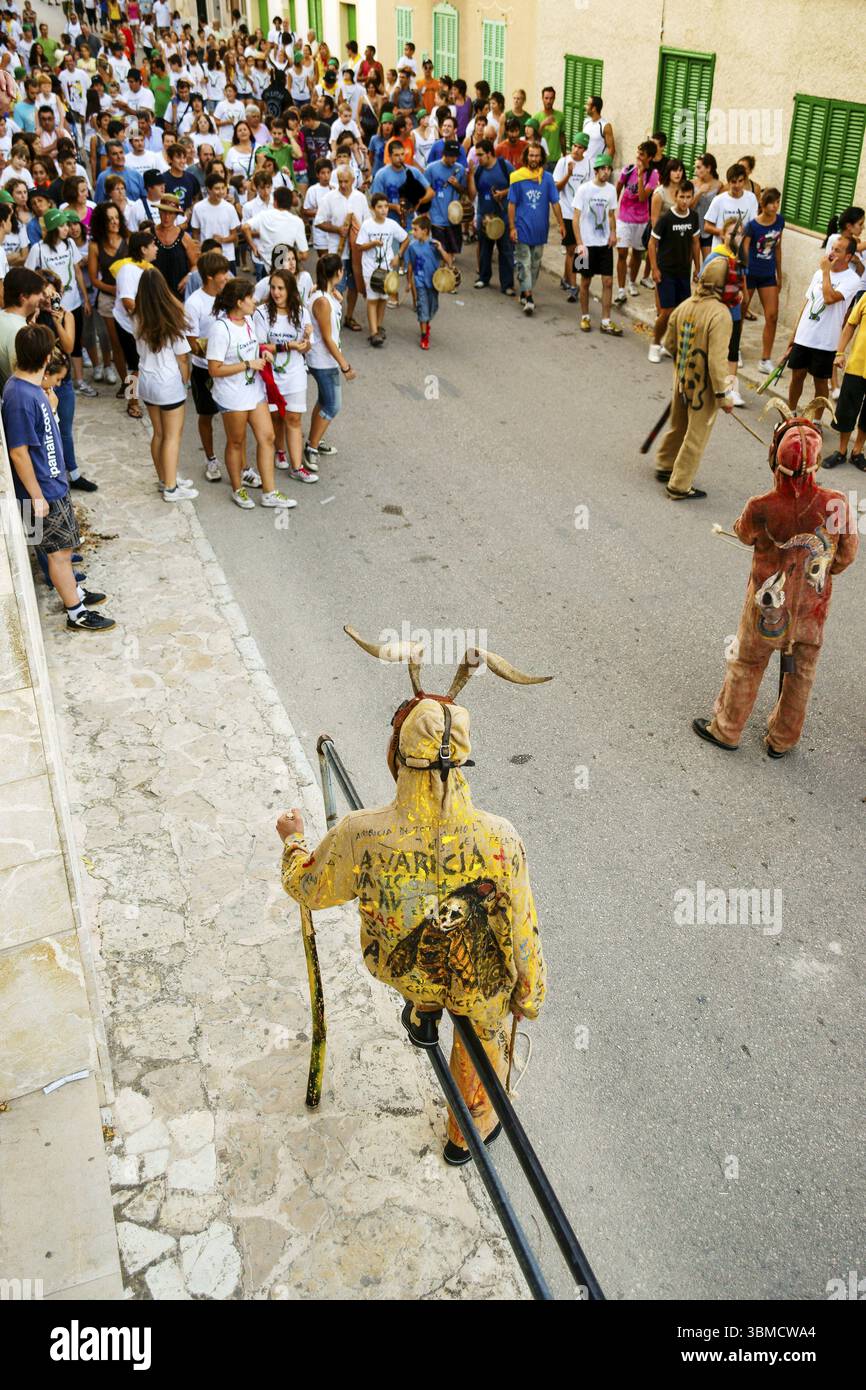 Demoni Dimonis durante i festeggiamenti di Sant Joan degollat, città di Sant Joan, Maiorca, Isole Baleari, Spagna, Europa Foto Stock