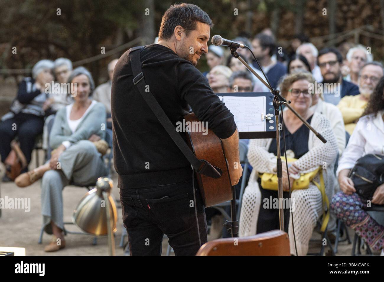 Pau Alabajos canta Vicent Andres Estelles, chiesa di Sant Blai, Campos, Maiorca, Spagna, Europa Foto Stock