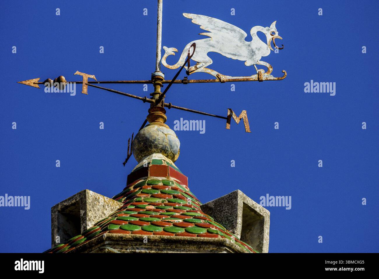 Torre dell'orologio della sala, municipio, con una paletta meteorologica a forma di drago, Alcudia, Maiorca, Isole Baleari, Spagna, Europa Foto Stock