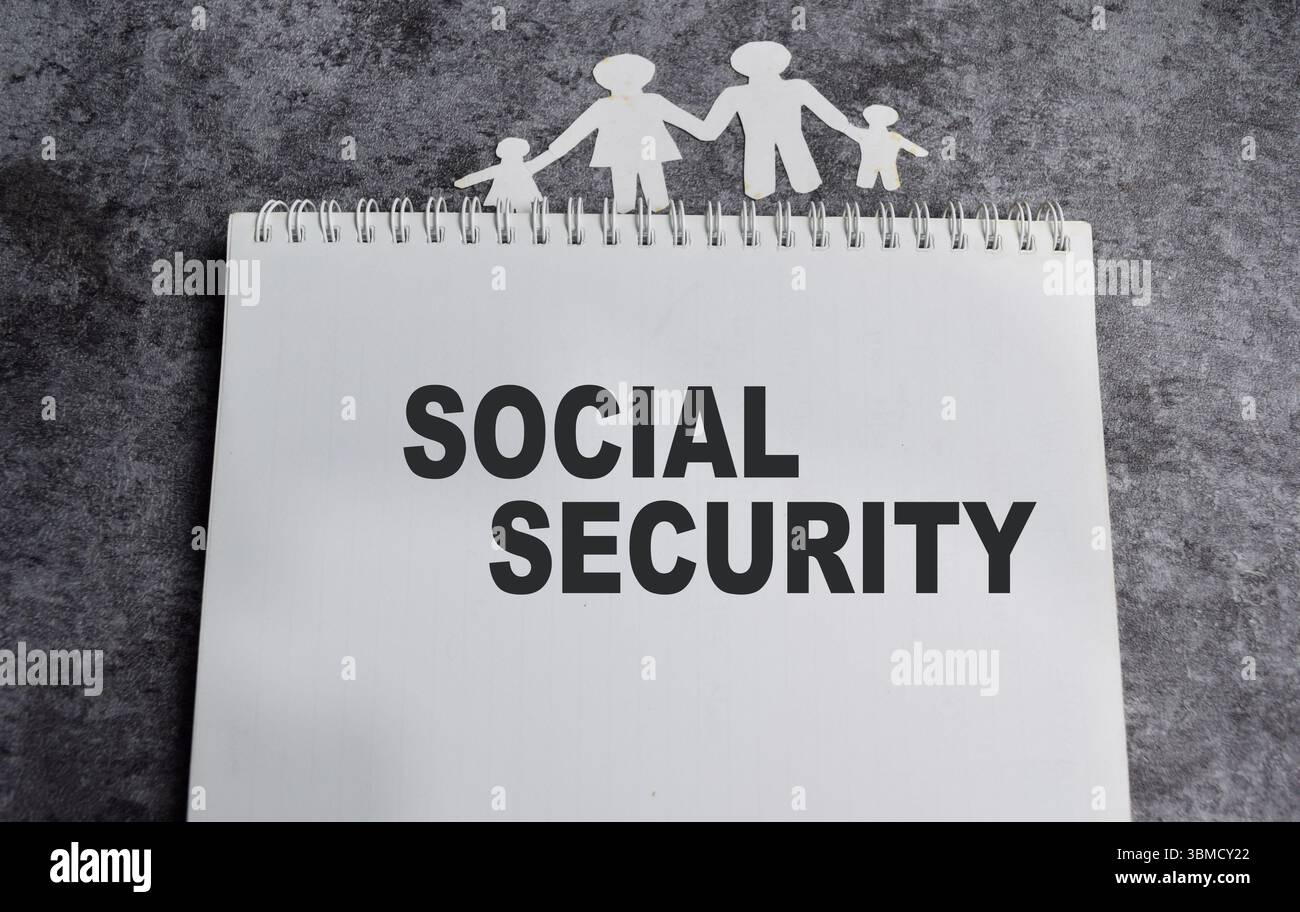 Concetto di sicurezza sociale scrivere su libro isolato su tavolo di legno. Foto Stock