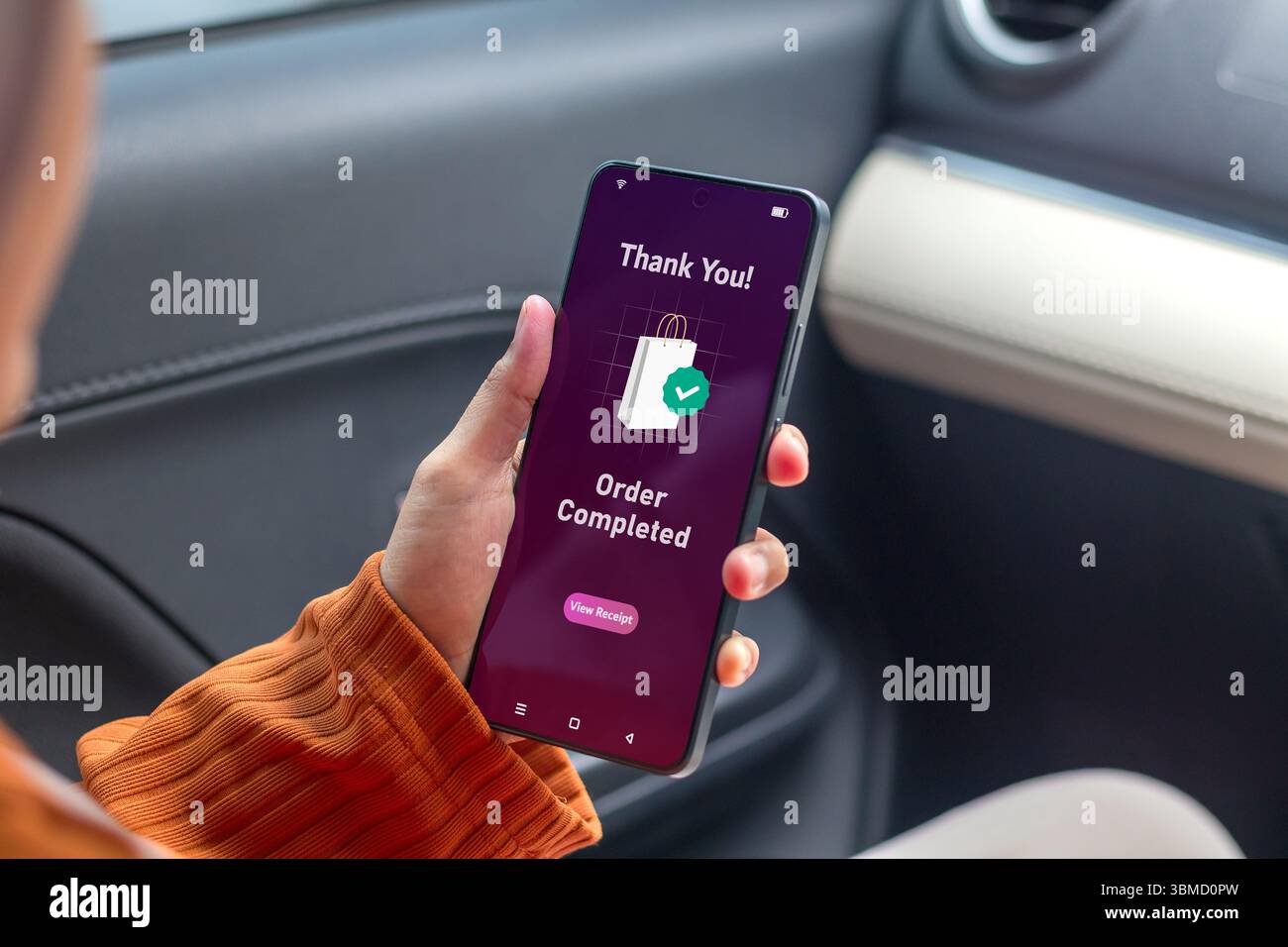 Donna con smartphone che visualizza la notifica ordine completato. Concetto di shopping online. Foto Stock