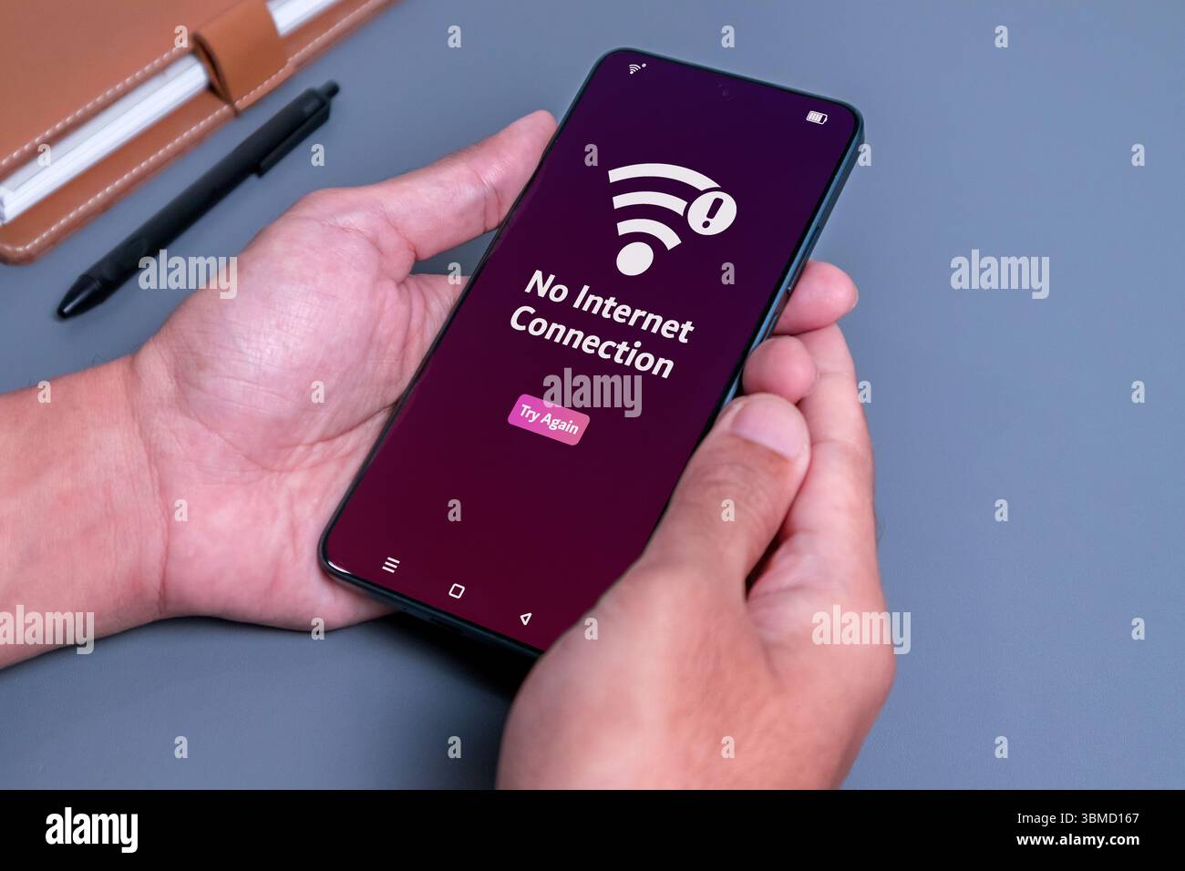 Nessun accesso a Internet o collegamento non valido. Uomo che utilizza lo smartphone con notifica senza connessione Internet. Foto Stock