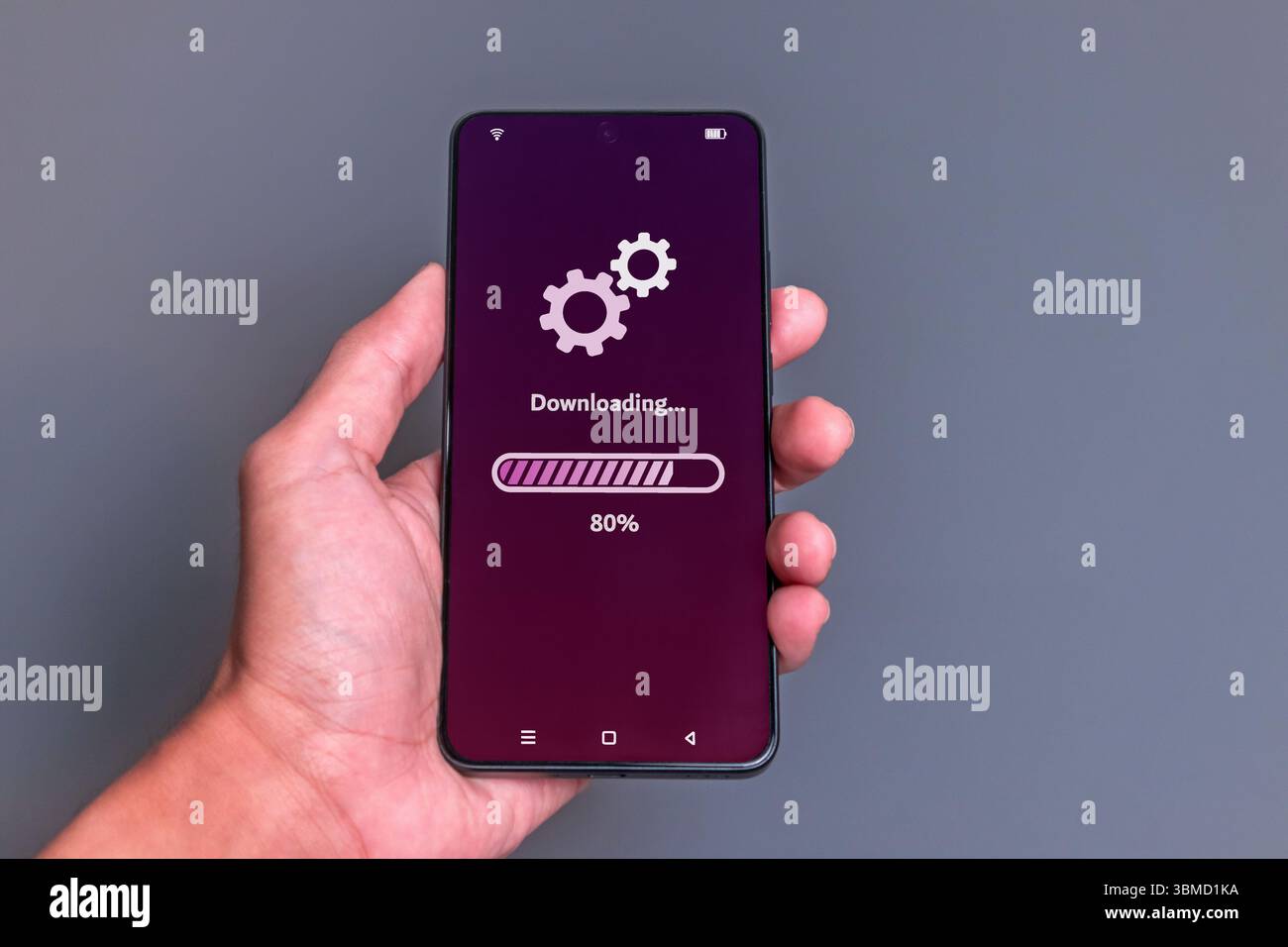 Barra processo di download sullo schermo del telefono. Uomo che utilizza lo smartphone per scaricare contenuti multimediali o aggiornare il software. Foto Stock