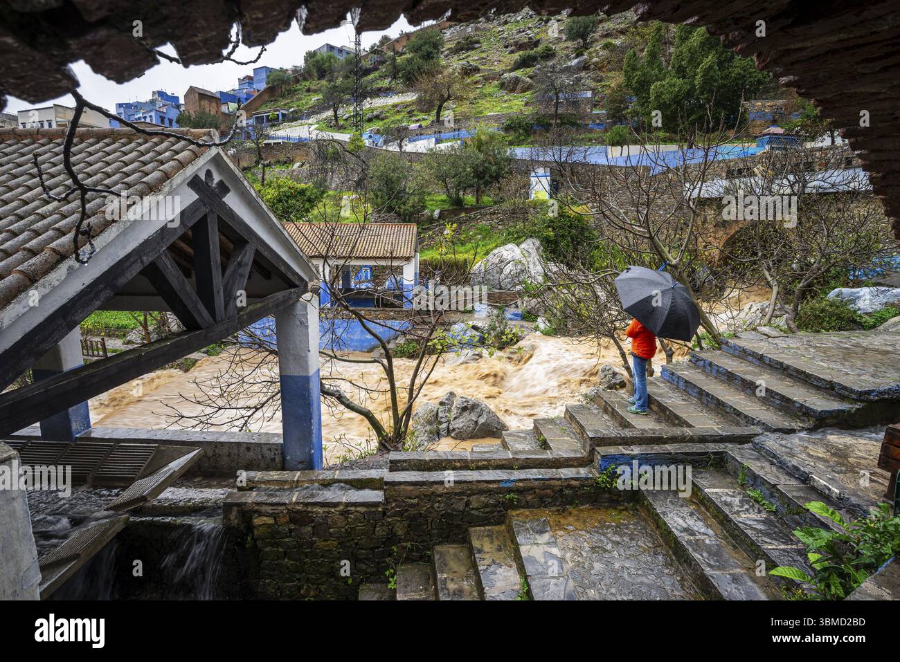 Pioggia torrenziale e fiume gonfio, fontana di Ras el Maa, Chefchaouen, monti del Rif, Marocco, Nord Africa, Africa Foto Stock