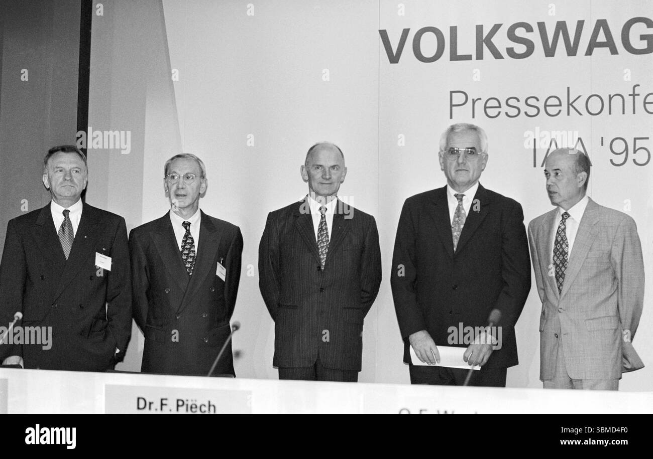 Deutschland, Frankfurt, 12.09.1995 Archiv.: 53-39-09 IAA-Frankfurt foto: Vorstand Volkswagen AG: v.l.n.r.: Bruno Adelt, Robert Buechelhofer, Ferdinand PiÃch, Peter Hartz, Ulrich Seiffert IAA-Frankfurt *** Germania, Francoforte, 12 09 1995 Archivio 53 39 09 IAA Frankfurt Photo Board of Management Volkswagen AG da sinistra a destra Bruno Adelt, Robert Buechelhofer Piëch Foto Stock