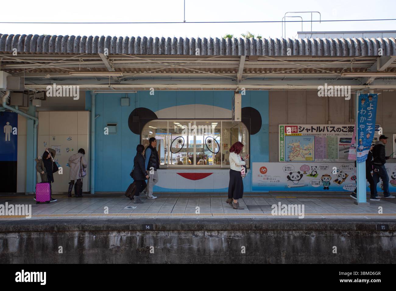 SHIRAHAMA, GIAPPONE, 22 novembre 2014: Tema panda della stazione ferroviaria di shirahama. Il Kuroshio Limited Express è la linea JR Kinokuni per la stazione di Shingu Foto Stock