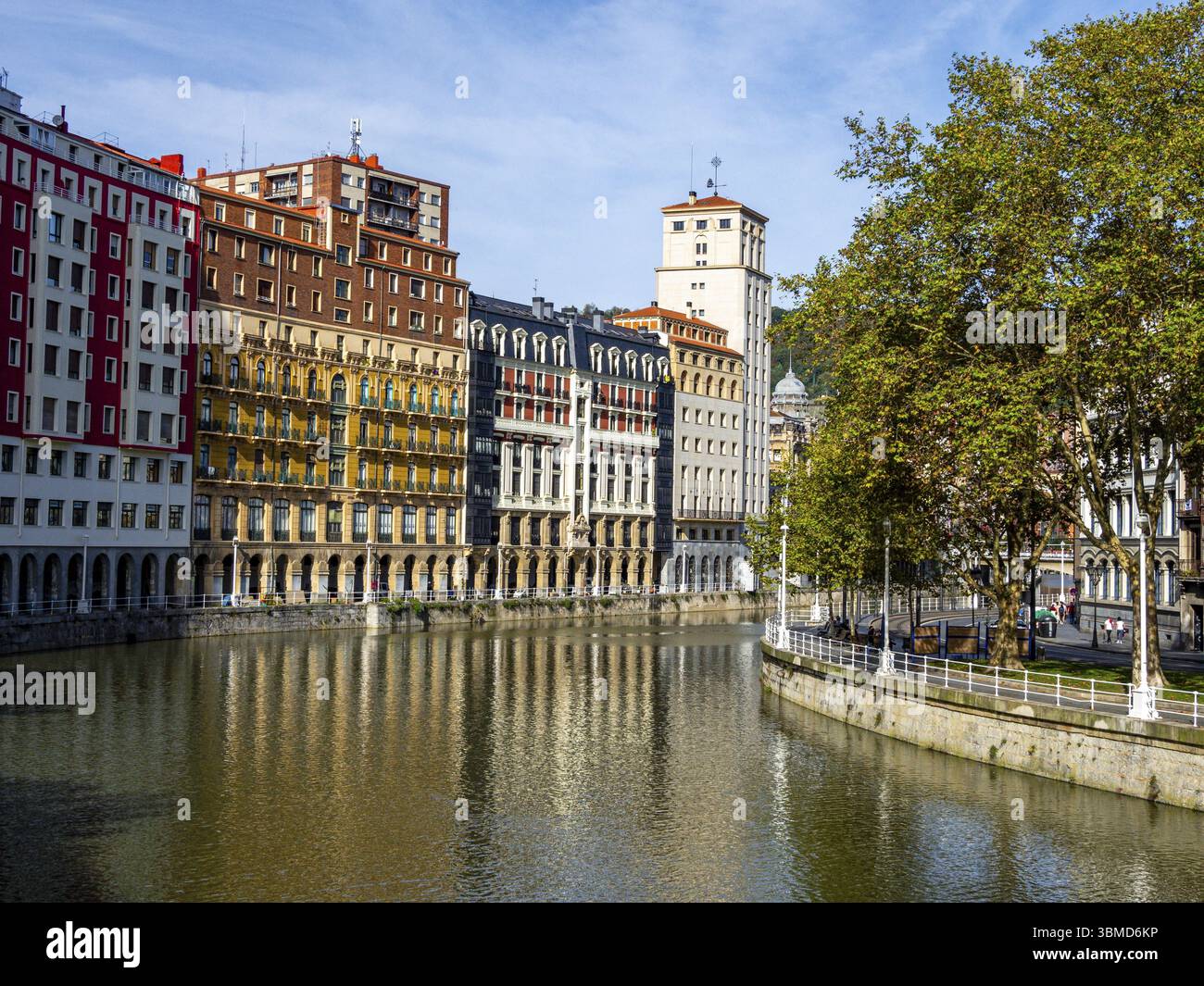 Edifici dell'estuario di Bilbao, Paesi Baschi, Spagna, Europa Foto Stock