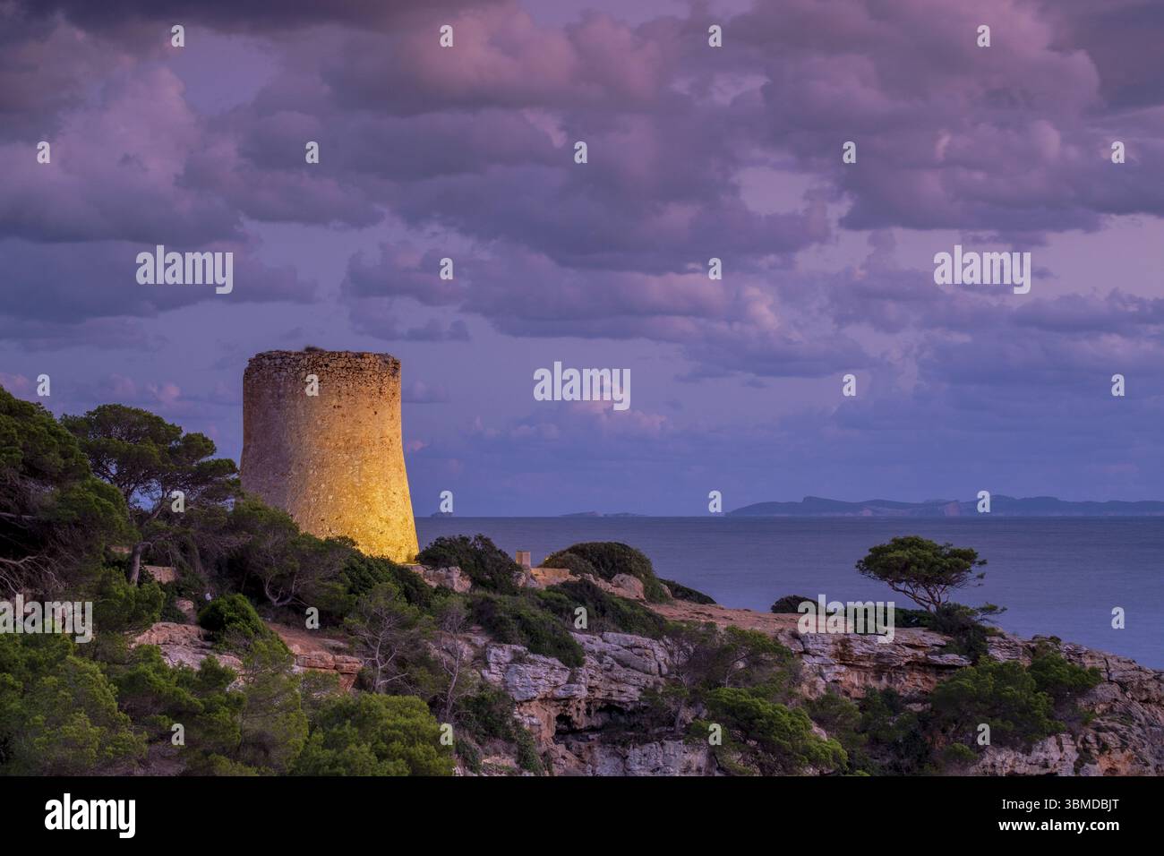 Torre di Cala Pi, XVI secolo, utilizzata per difendere l'ingresso della baia, cala Pi, Maiorca, isole baleari, spagna Foto Stock