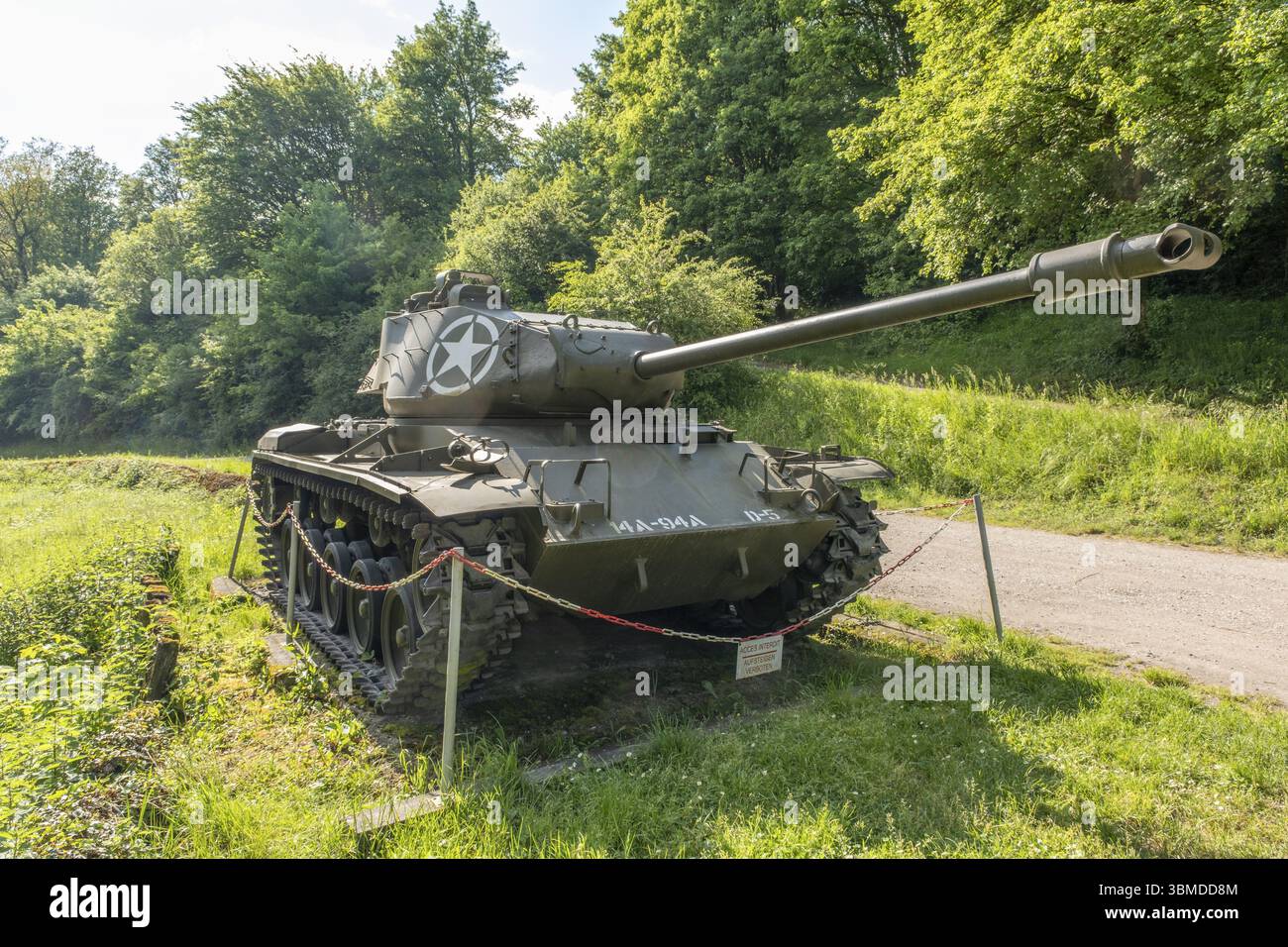 Carro armato STATUNITENSE Char M41 Walker Bulldog di fronte a un bunker dell'ex linea Maginot in Alsazia, un ingresso munizioni dell'artiglieria Kalkofen, ALS Foto Stock
